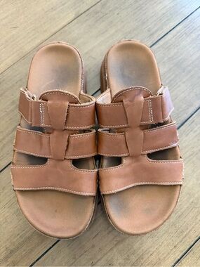 Women’s Ugg Brown Sandals: 8
